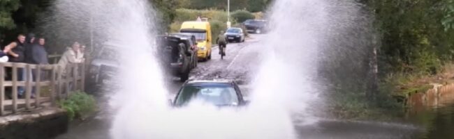 Honda CRV driving through floodwater too fast