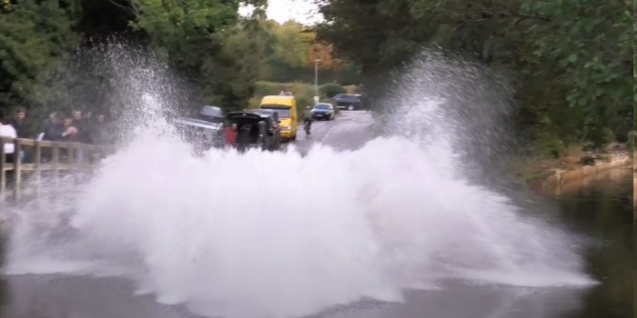 Honda CRV driving through floodwater too fast