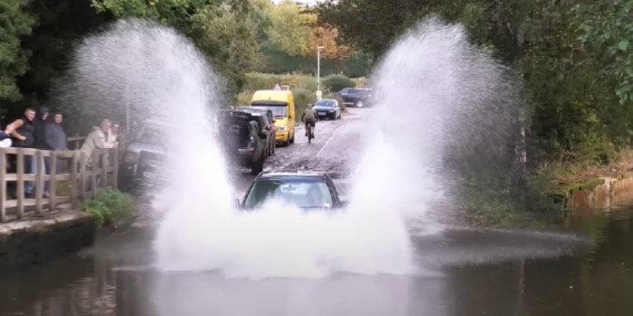 Honda CRV driving through floodwater too fast