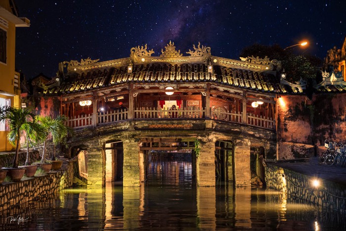 Chinese bridge in Hoi An © Rob Gale